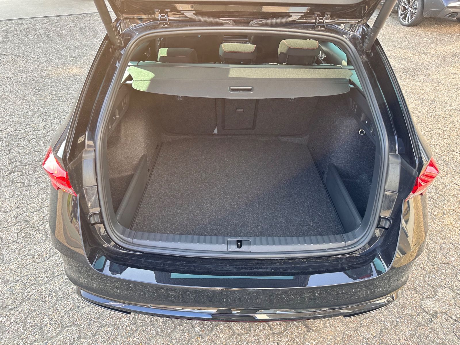 Fahrzeugabbildung SKODA Octavia Combi RS 2.0 TSI Matrix/Pano/Navi/ACC