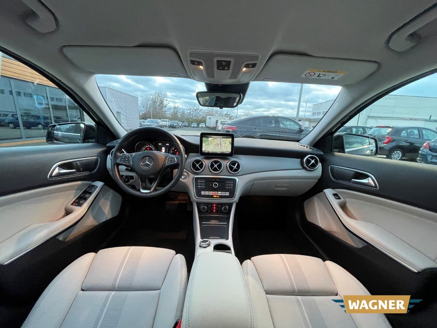 Fahrzeugabbildung Mercedes-Benz GLA 180 Sport Utility Sitzheizung Navi