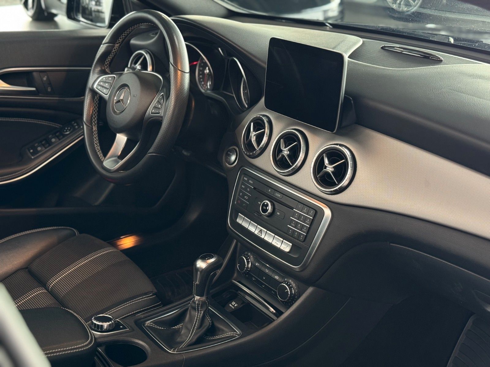 Fahrzeugabbildung Mercedes-Benz CLA 180 Shooting Brake Urban "LED + Business-P."