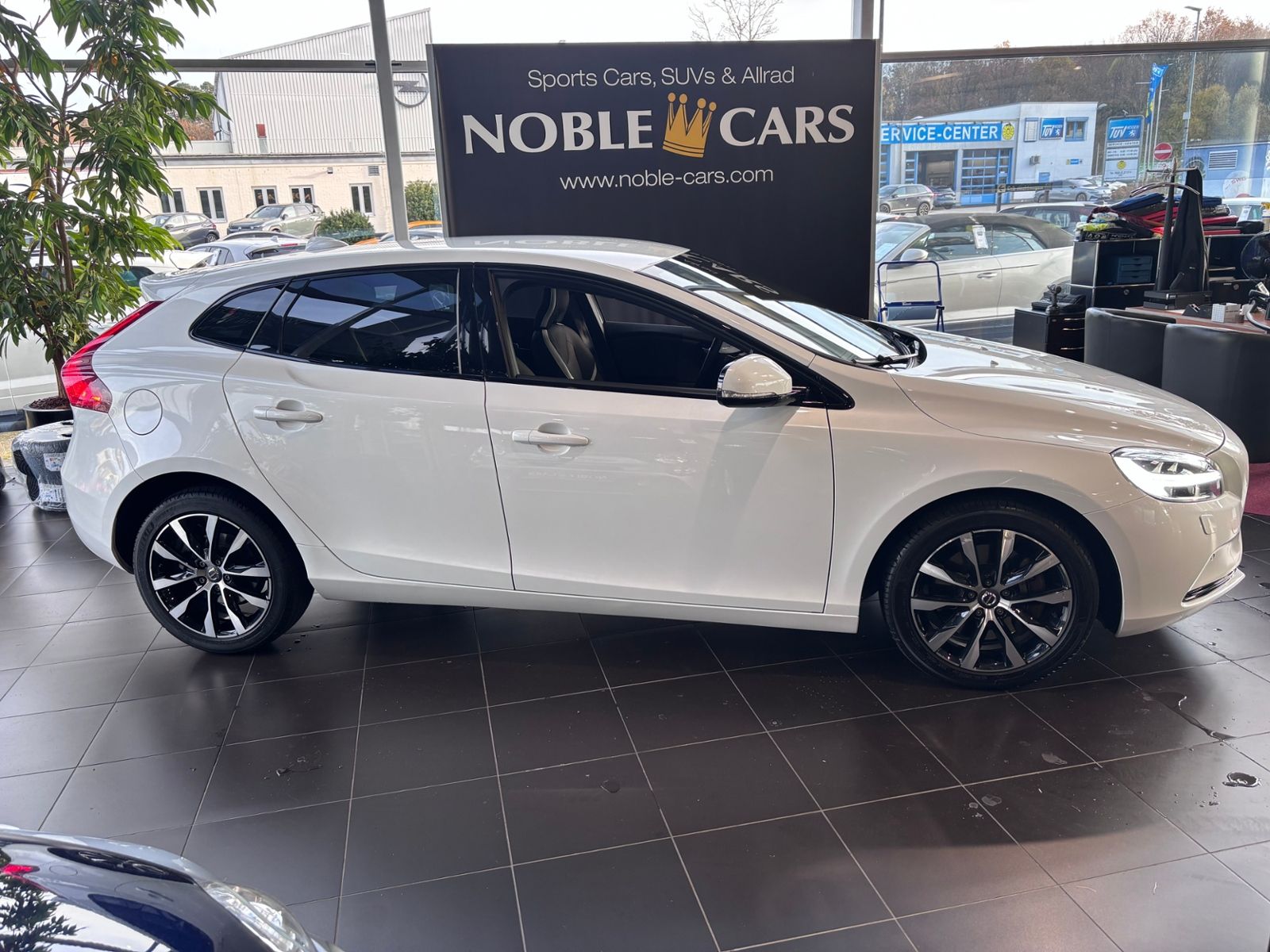 Fahrzeugabbildung Volvo V40 Linje Svart LED NAV SHZ PDC RFK ALU