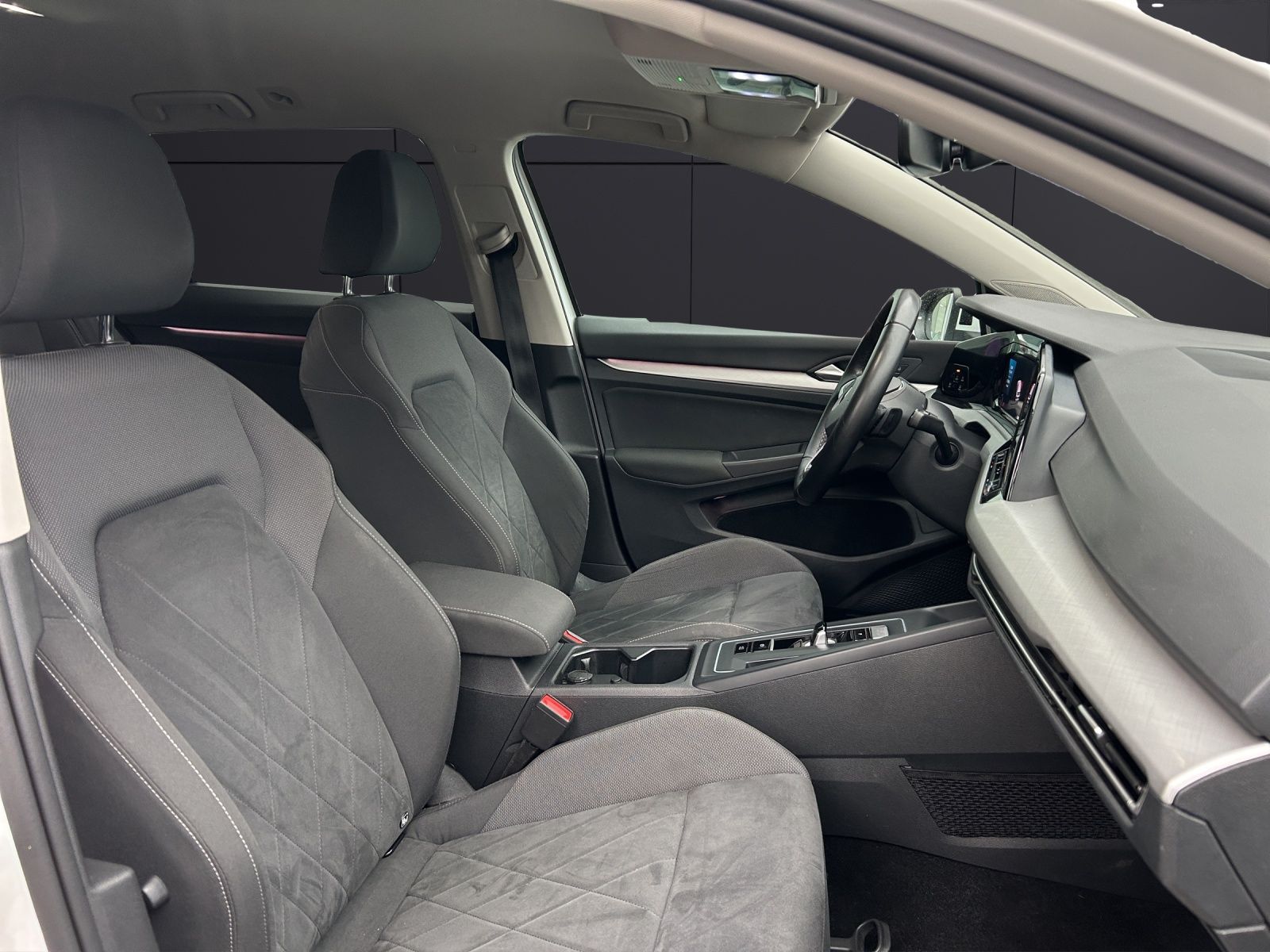 Fahrzeugabbildung Volkswagen Golf VIII Variant Business TDI DSG LED ACC SHZ P