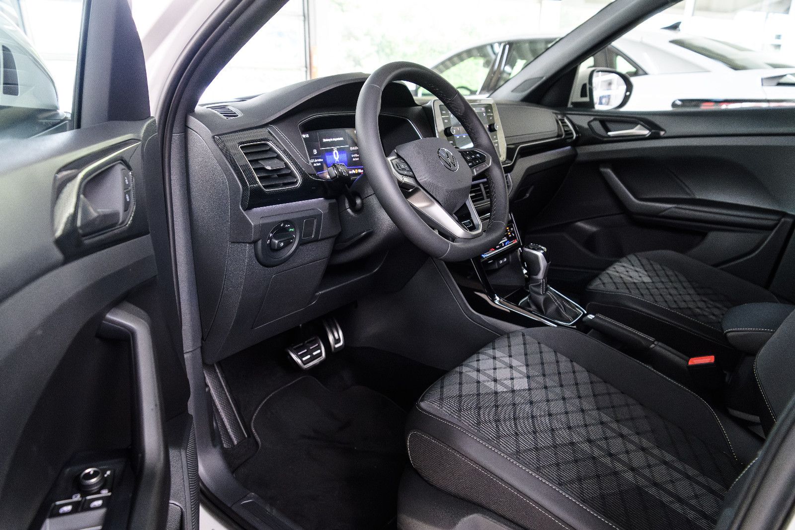 Fahrzeugabbildung Volkswagen T-Cross 1.0 TSI R-Line+DSG+Kamera+AHK+GJ-Reifen