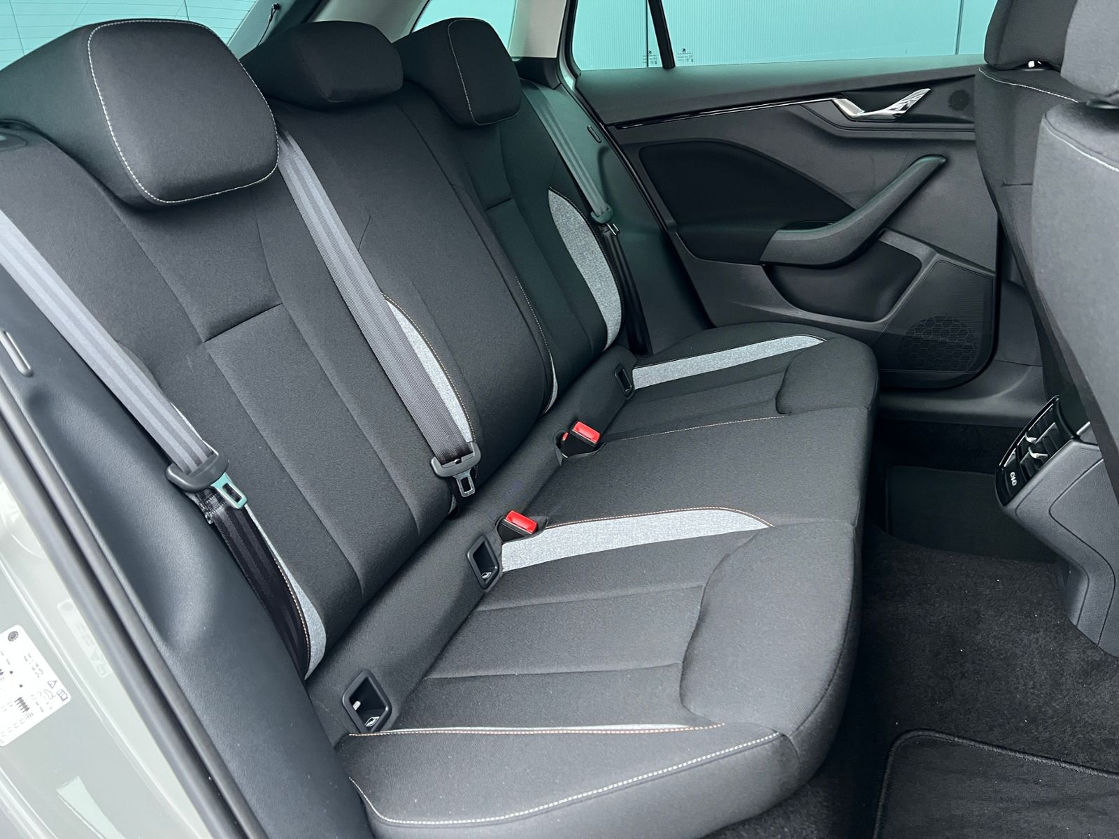 Fahrzeugabbildung SKODA Scala Drive 1.0 TSI *Black package, Vorb. AHK, L