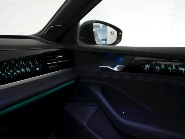 Passat Variant R-LINE TDI DSG+AHK+NAVI+LED MATRI