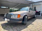 Mercedes-Benz W124 E220 Oldtimer  - Mercedes-Benz 220: Braun
