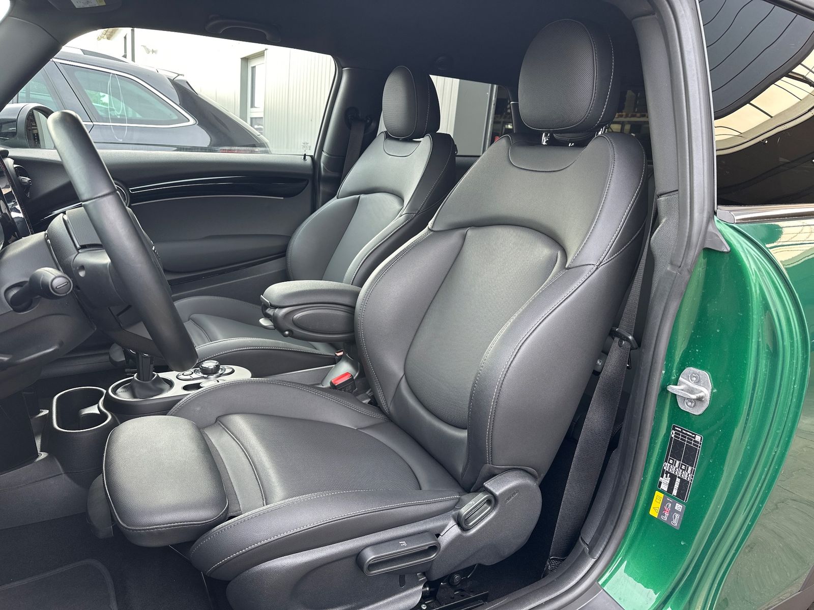 Fahrzeugabbildung MINI Cooper SE Classic Trim Black NAV+LED+KAM+SHZ