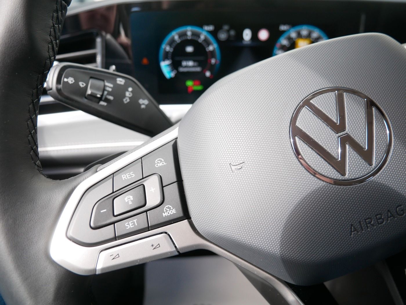 Fahrzeugabbildung Volkswagen Passat Variant 1.5 Business NEU57T Sthzg HUD DSG