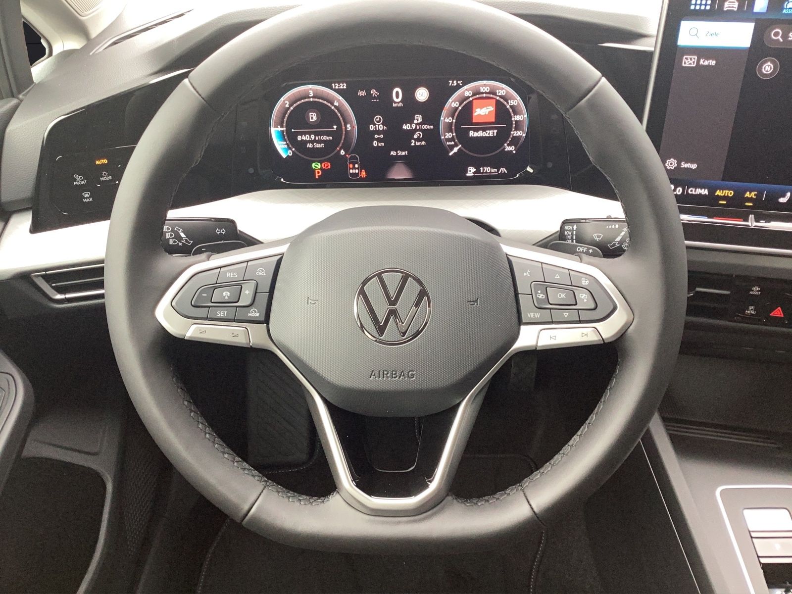 Fahrzeugabbildung Volkswagen Golf VIII Variant Life TDI DSG LED+ Navi ACC AHK