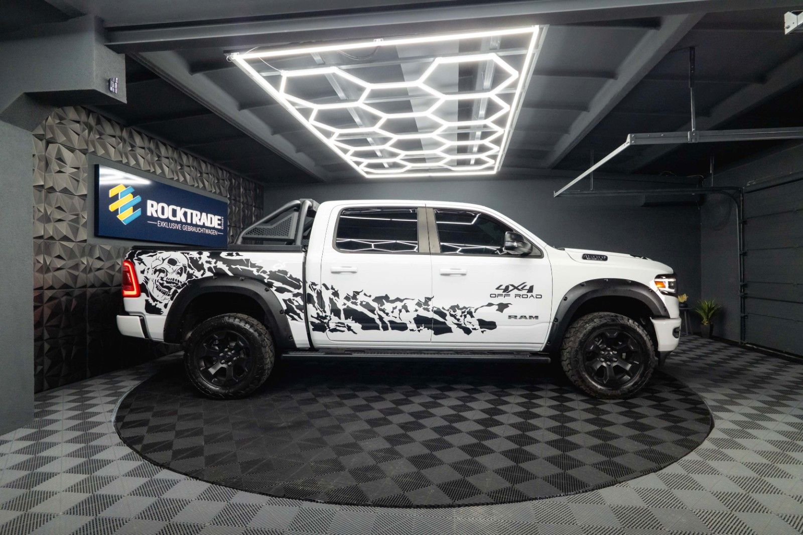 Fahrzeugabbildung Dodge RAM 5.7 V8 HEMI 4x4 OFFROAD Night-Paket Limited