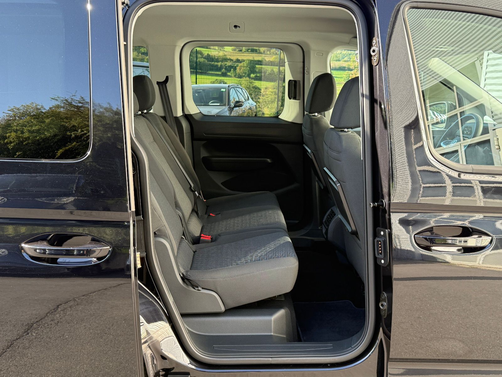Fahrzeugabbildung Volkswagen Caddy Life ACC AHK Blis Navi LED Kamera SHZ