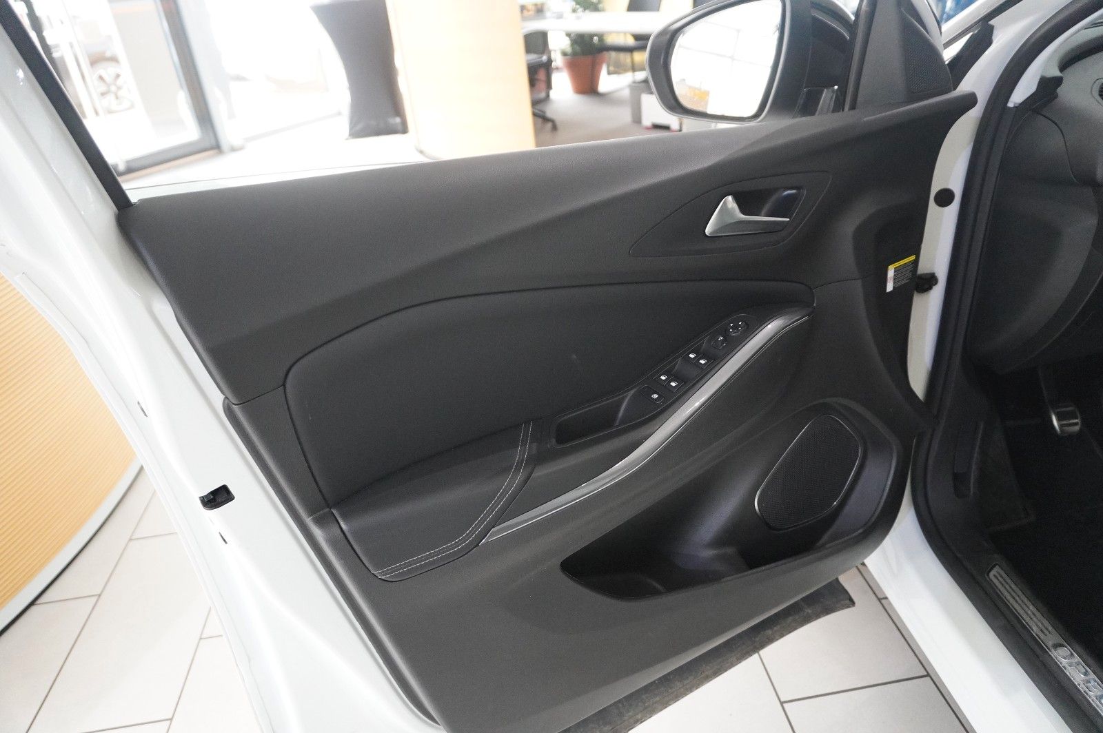 Fahrzeugabbildung Opel Grandland (X) 1.2T INNOV. NAVI/LED/KAMERA/PANO.