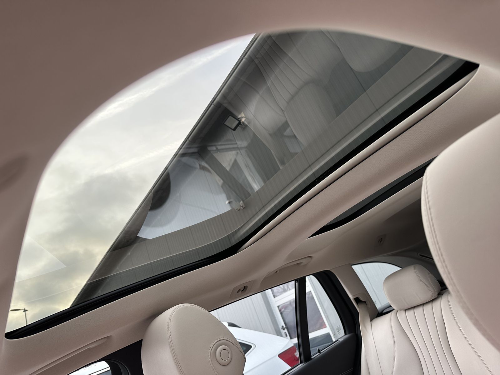 Fahrzeugabbildung Mercedes-Benz E 300de T AMG-Line NAV+LED+PANO+BURMESTER+KAMERA