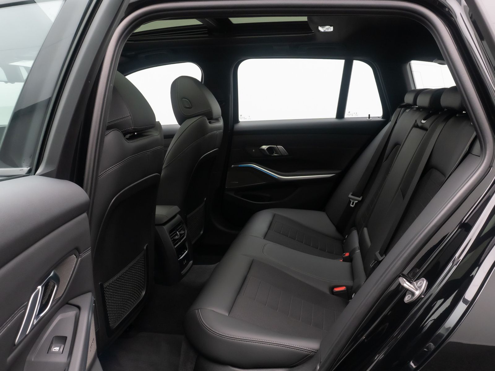 Fahrzeugabbildung BMW 330i Panoram Kamera HUD DAB H/K Komfort Alarm