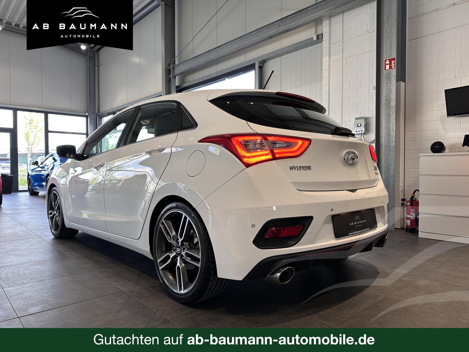 Hyundai i30 Turbo *1. HAND, NAVI, RFK, SCHECKHEFT*