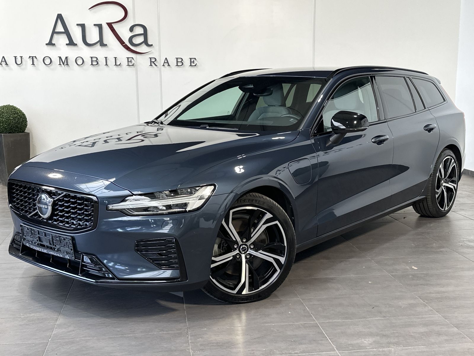 Fahrzeugabbildung Volvo V60 T6 Hybrid Plus Dark AWD NAV+LED+H&K+V-COCK