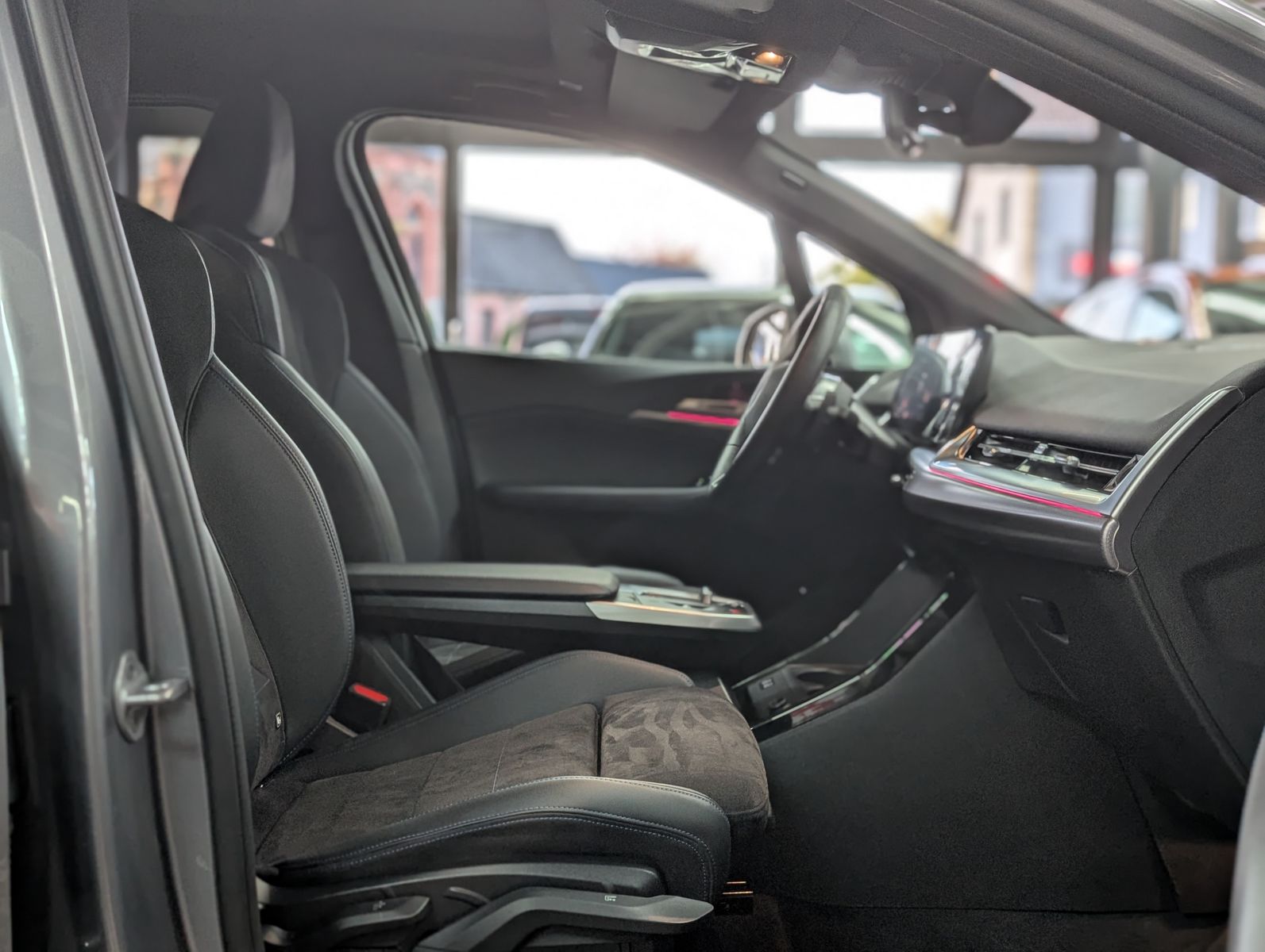 Fahrzeugabbildung BMW 218 Active Tourer  M Sport SHADOW PANO AHK LEDER