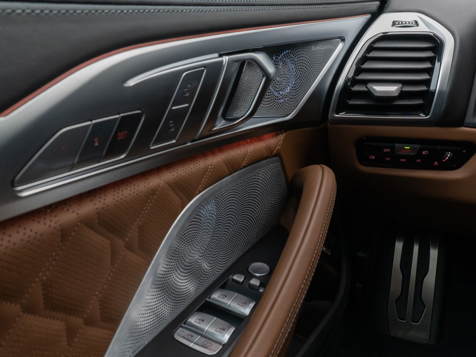 Fahrzeugabbildung BMW M8 Competition xD Gran Coupé 360°Laser HUD B&W