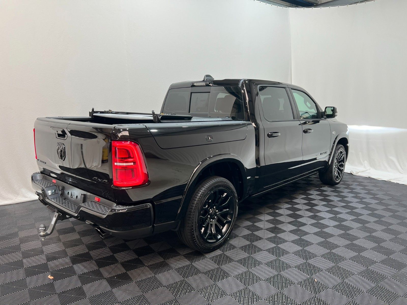 Fahrzeugabbildung Dodge RAM 1500 Limited Night  5,7L V8 HEMI / MFT