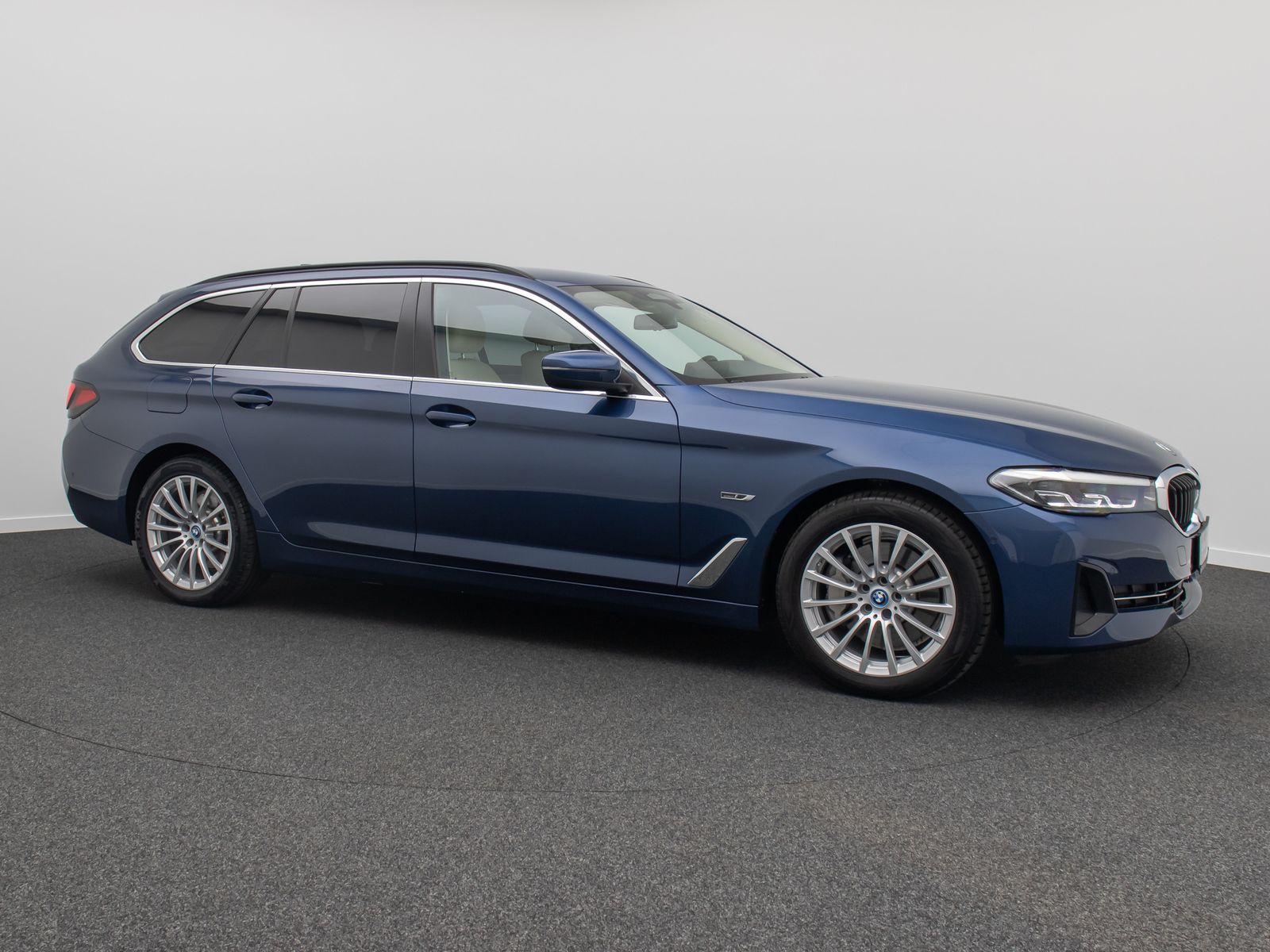 Fahrzeugabbildung BMW 530e Alarm AHK ACC Kamera DAB HiFi WLAN Sport