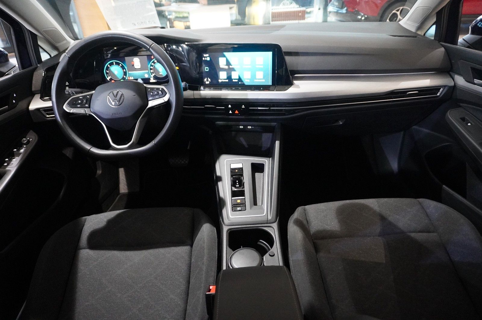 Fahrzeugabbildung Volkswagen Golf VIII Lim. 2.0 TDI LIFE DSG NAVI/LED/KAMERA