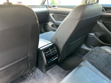 Volkswagen Passat - 11
