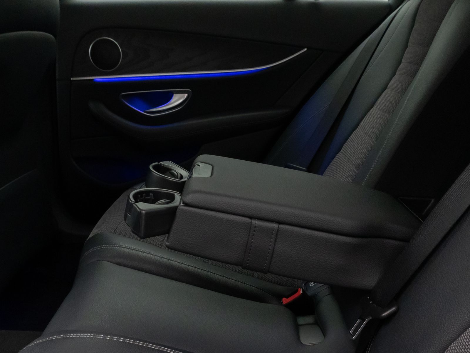 Fahrzeugabbildung Mercedes-Benz E 220 d Avantgarde. 9G-Tronic Kamera Navi Sport