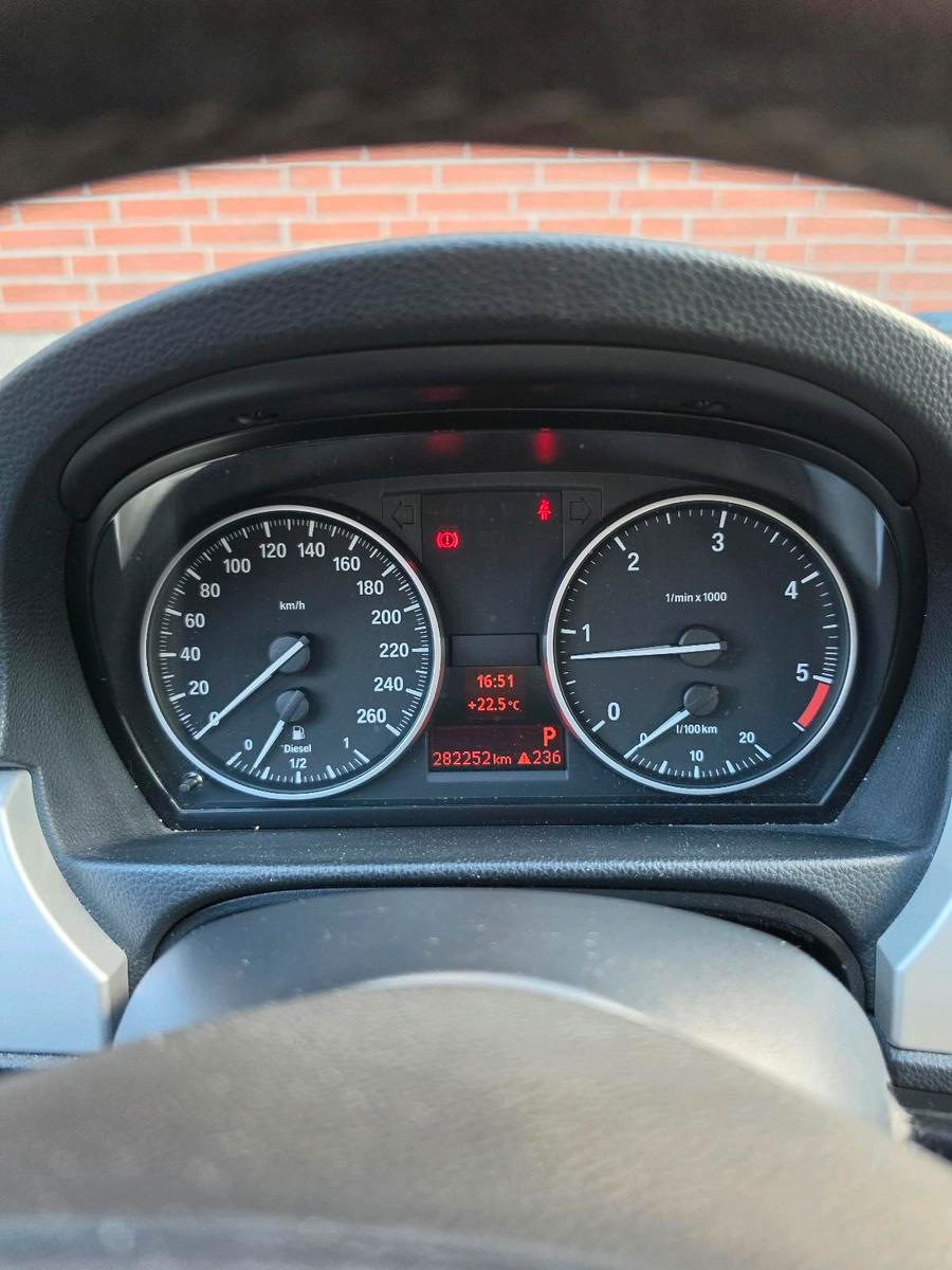 BMW 318 2011 — photo 8