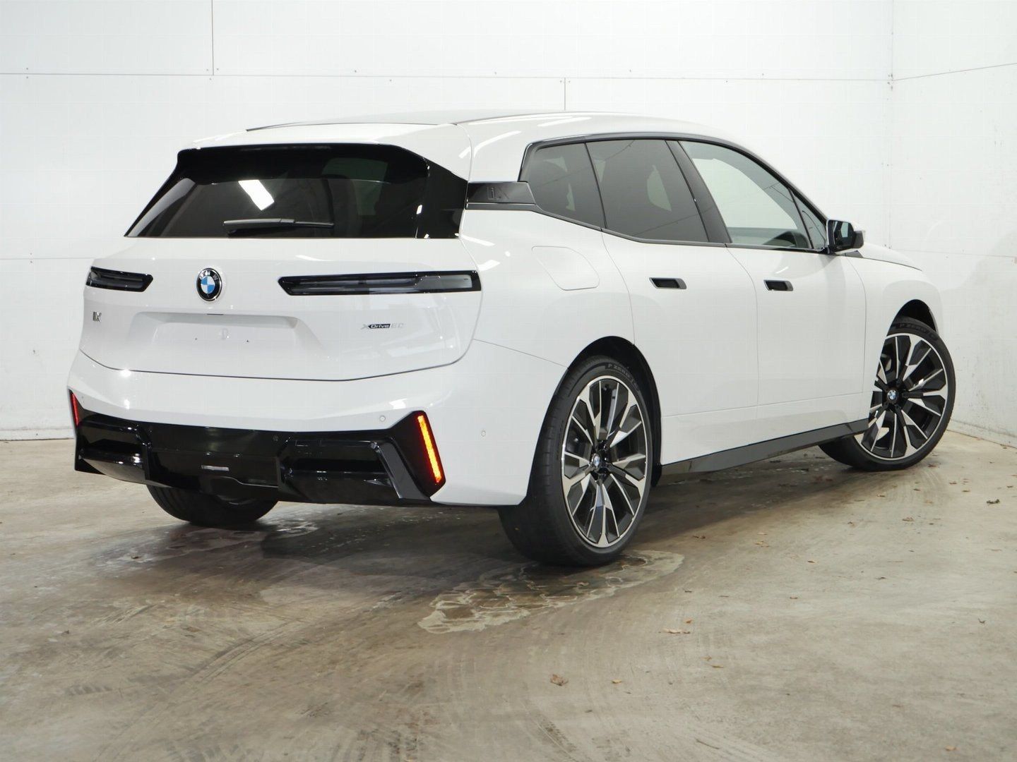 Fahrzeugabbildung BMW iX xDrive60 M Sportpaket B&W Surround DAB LED