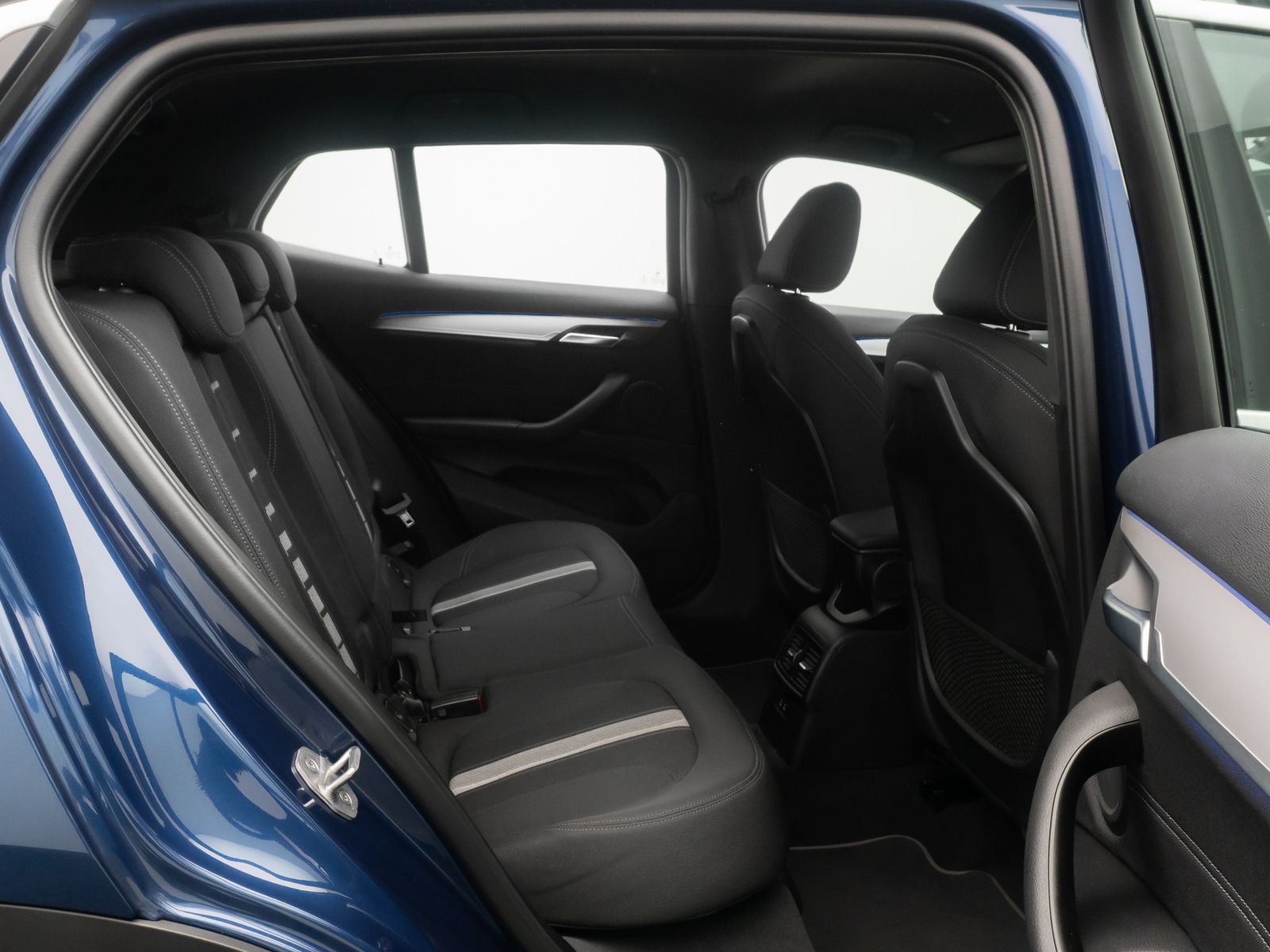 Fahrzeugabbildung BMW X2 sD18i GeschwindigReg DAB ParkAs Sportsitz 18"