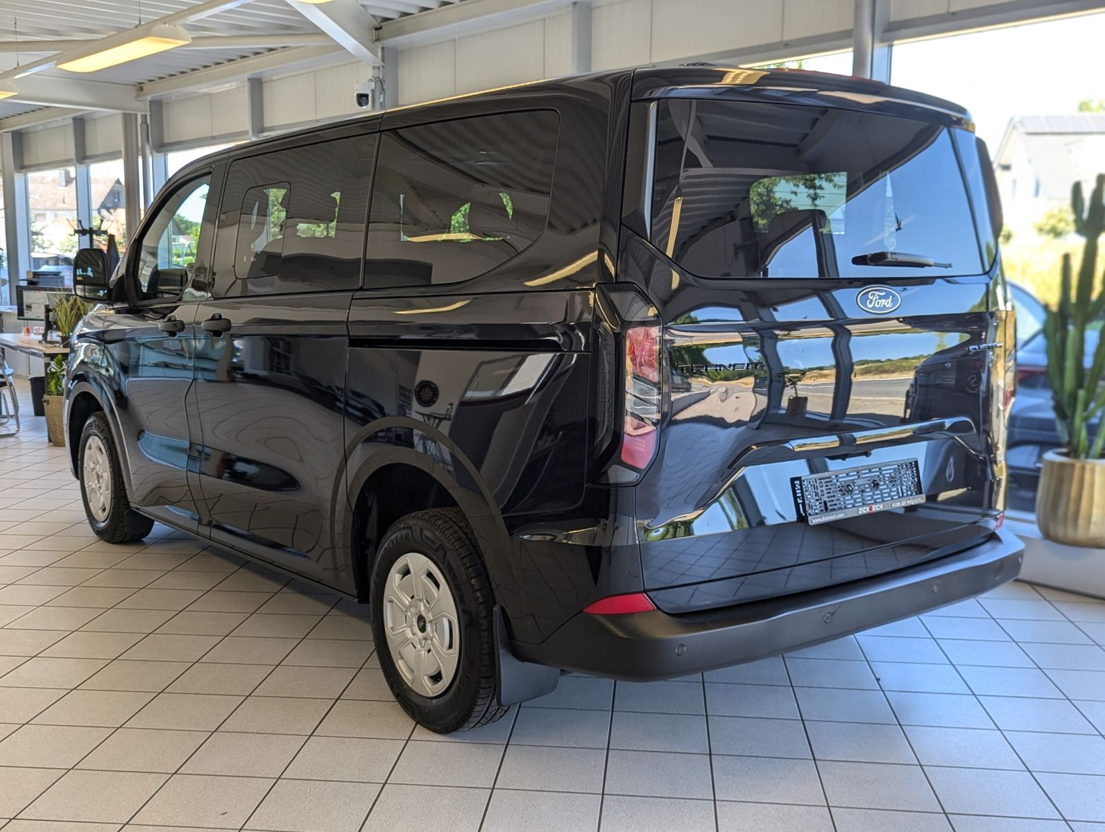 Fahrzeugabbildung Ford Transit Custom 320 L1 Navi 8-Sitze LED Kamera