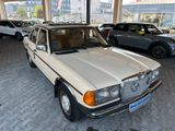 Mercedes-Benz 200 E W123 Limousine mit Schiebedach - Mercedes-Benz: S123