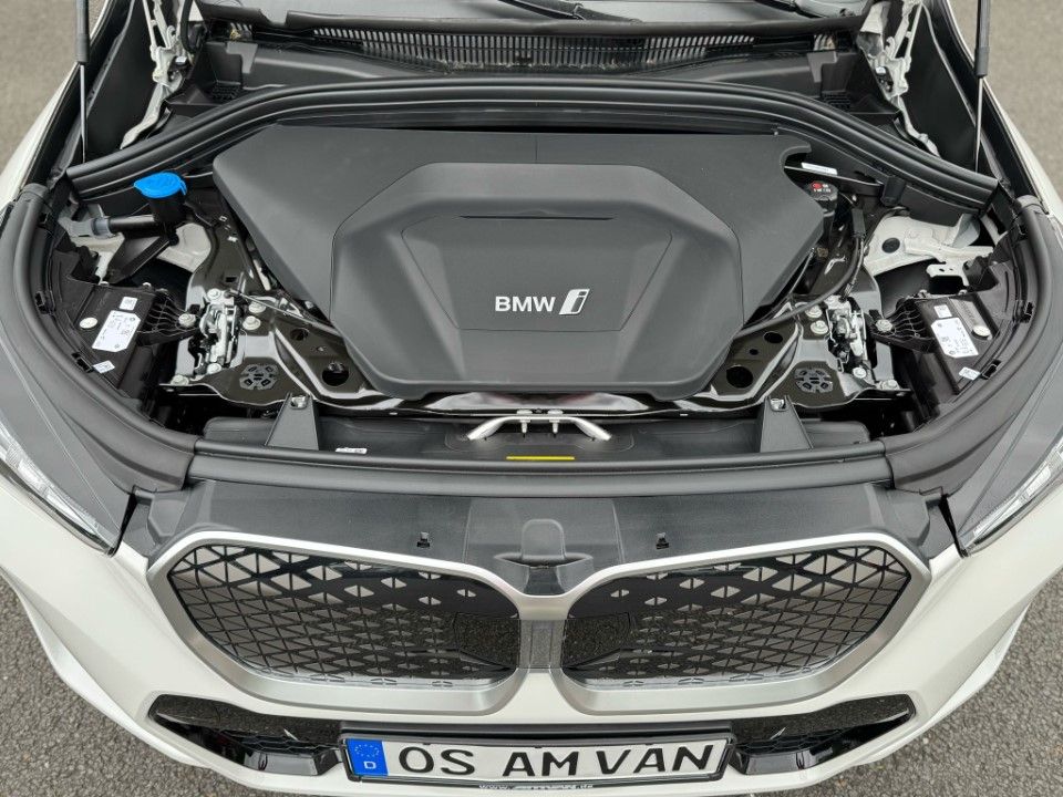 Fahrzeugabbildung BMW iX1 eDrive20 M Sport Premium Winterkomplettr