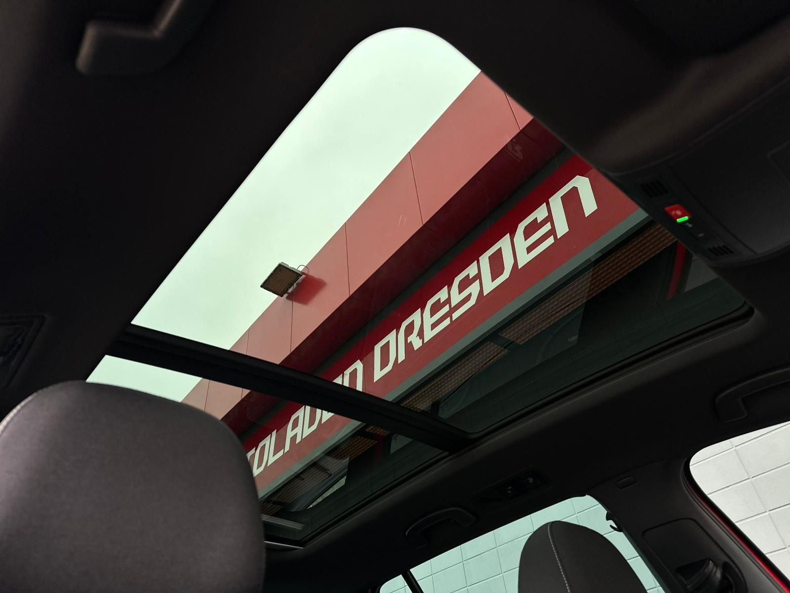 VW Golf R 2.0TSI VARIANT 4M* LED#SHZ#FH#PANO#KEYLES - Image 24