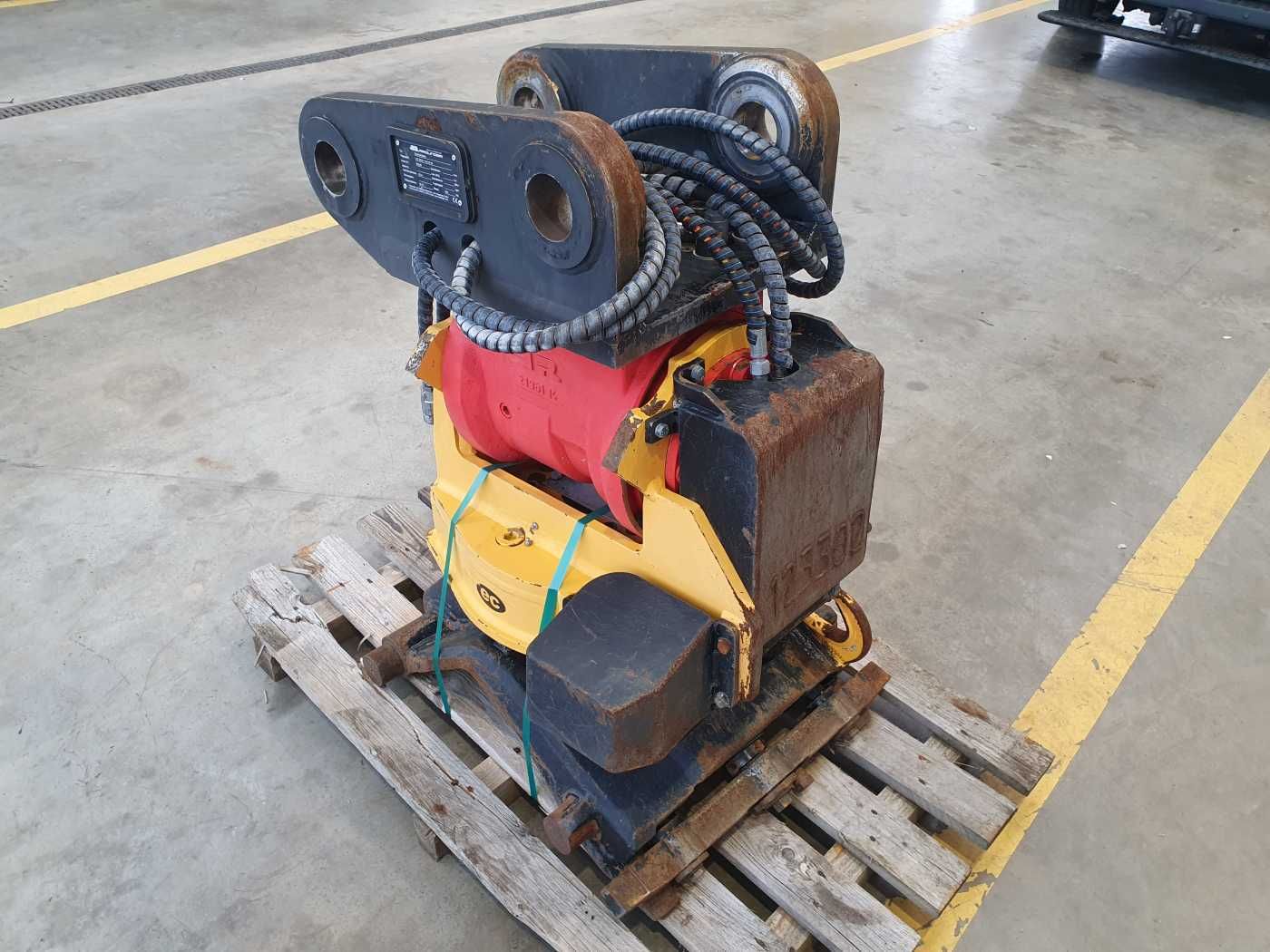 Fahrzeugabbildung Andere Rädlinger Schwenkrotator CAT M318 / CW 40 / 2016