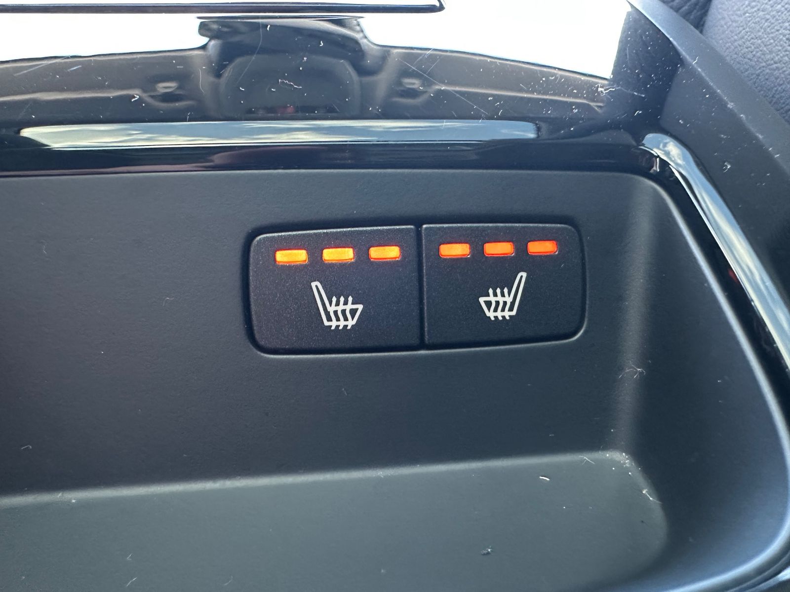 Fahrzeugabbildung Volvo V90 T8 Ultimate Dark NAV+LED+PANO+ACC+AHK+H&K+VC