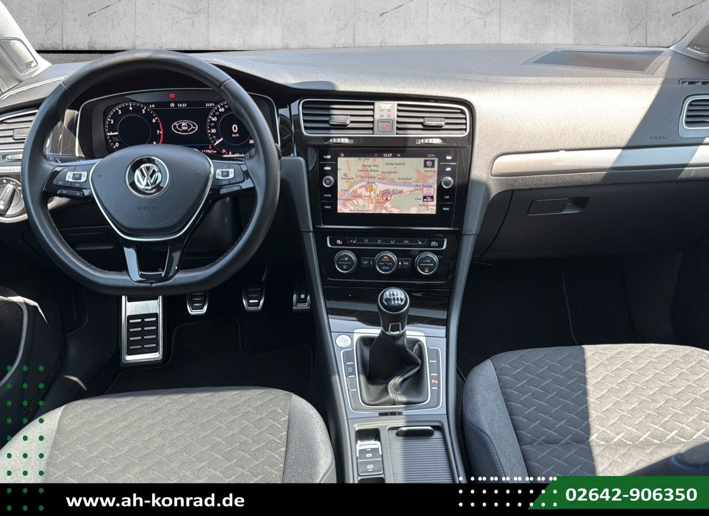 Fahrzeugabbildung Volkswagen Golf VII 1.5 TSI R-LINE *NAVI*PANO*KAMERA