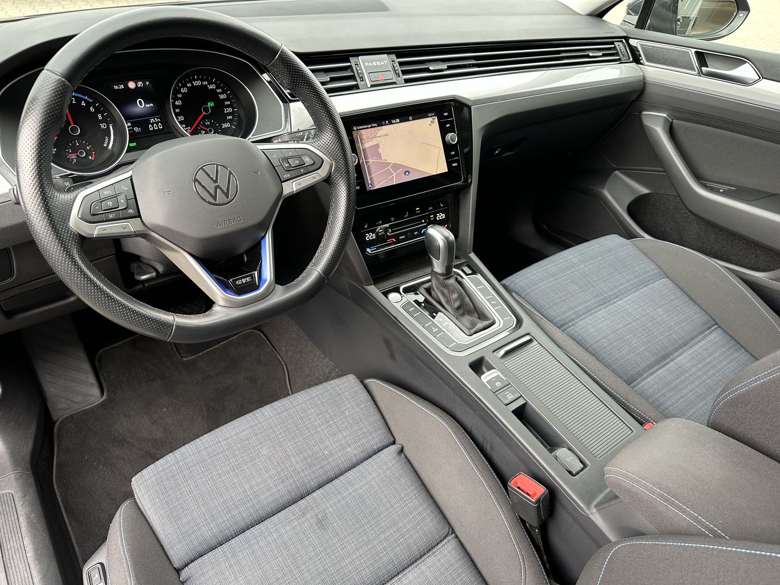 Fahrzeugabbildung Volkswagen Passat Variant 1.4 TSI DSG GTE NAV+LED+ACC+KAM