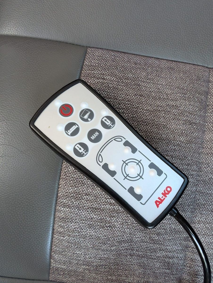 Fahrzeugabbildung Niesmann + Bischoff Smove 7.4 E Hubstützenanlage,Wechselrichter