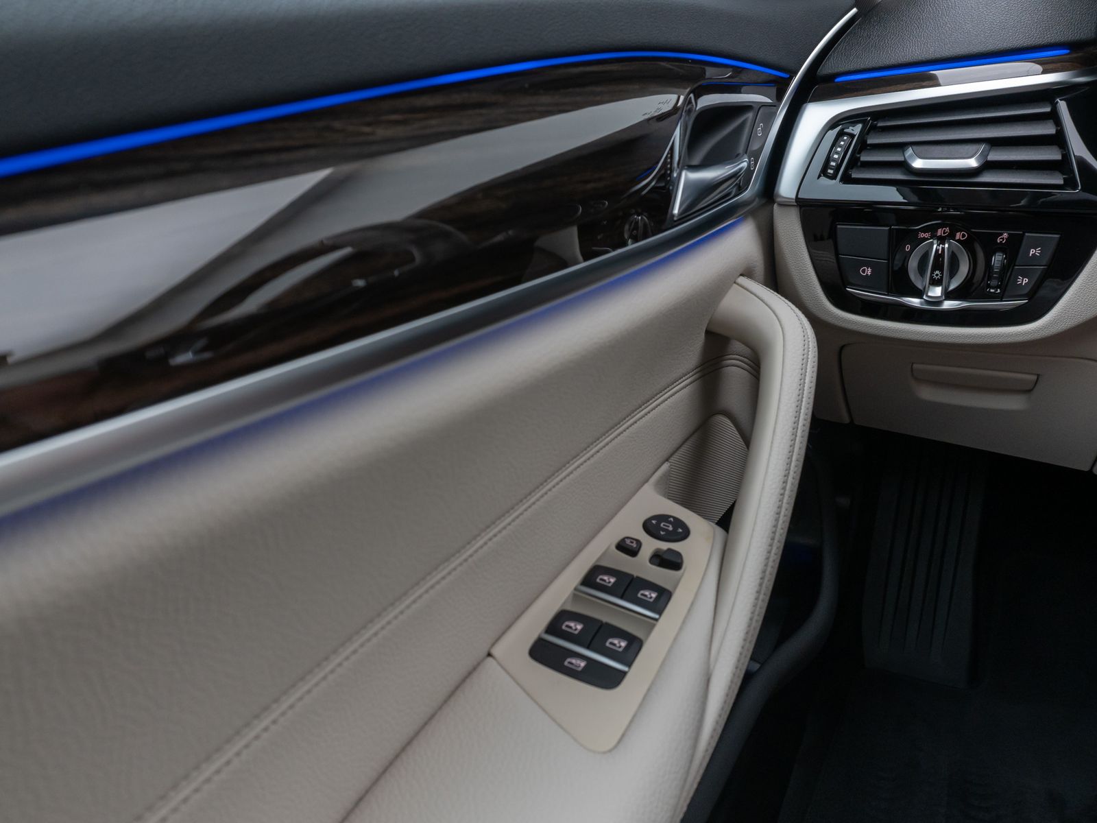 Fahrzeugabbildung BMW 540i xD Panorama 360°DAB Fernlichtassist Sport