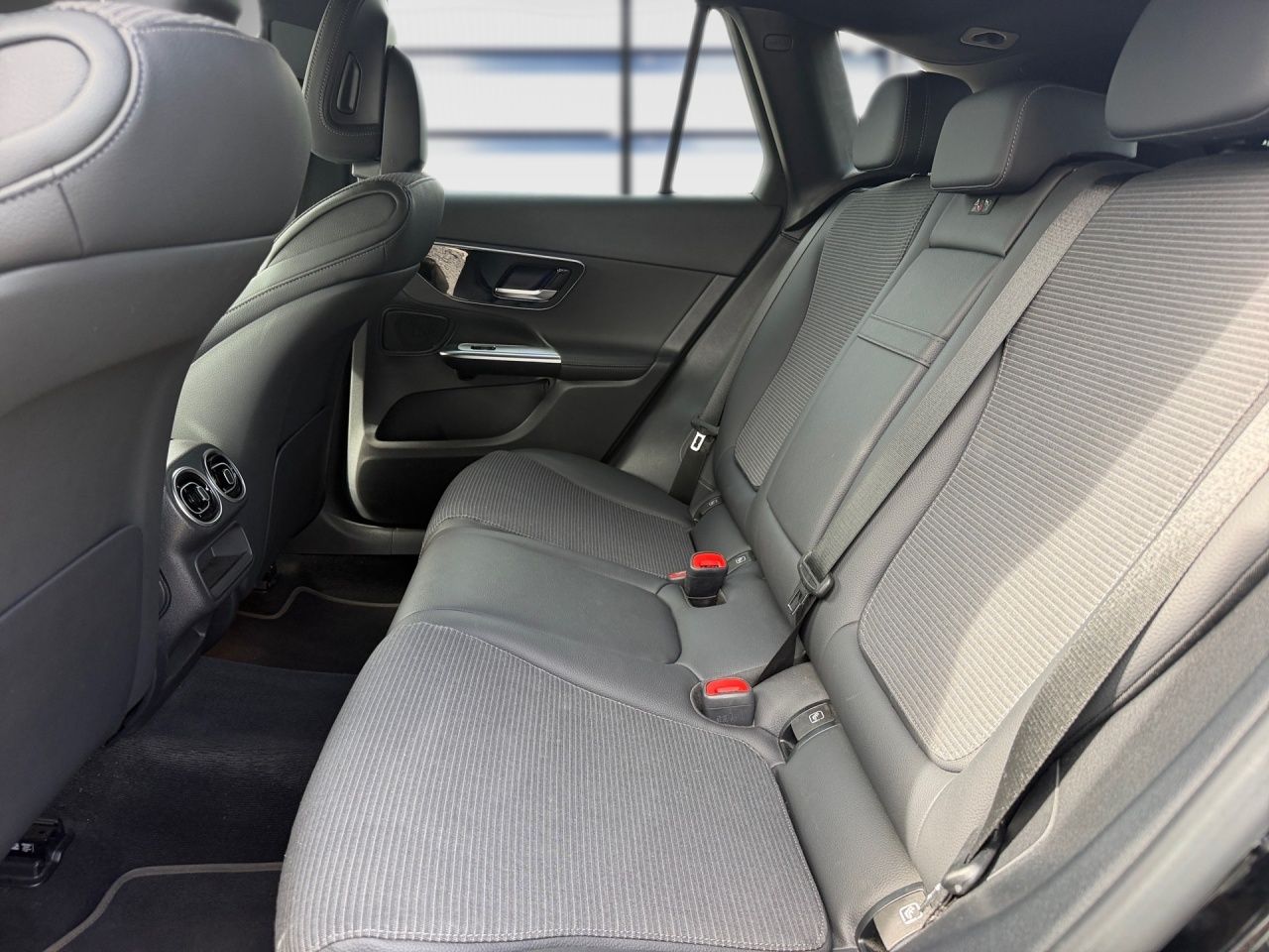 Fahrzeugabbildung Mercedes-Benz GLC 200 4M AVANTGARDE+AHK+AMBIENTE+LED+KAM+CARPL