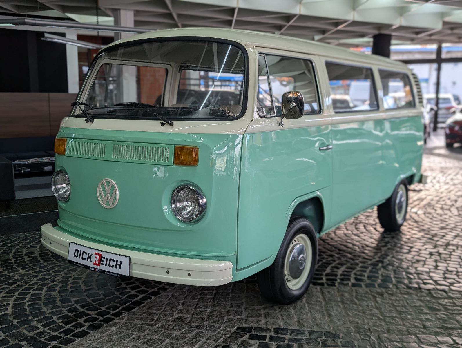 Fahrzeugabbildung Volkswagen T2 Fensterbus 9 Sitzer H-Zulassung frame off