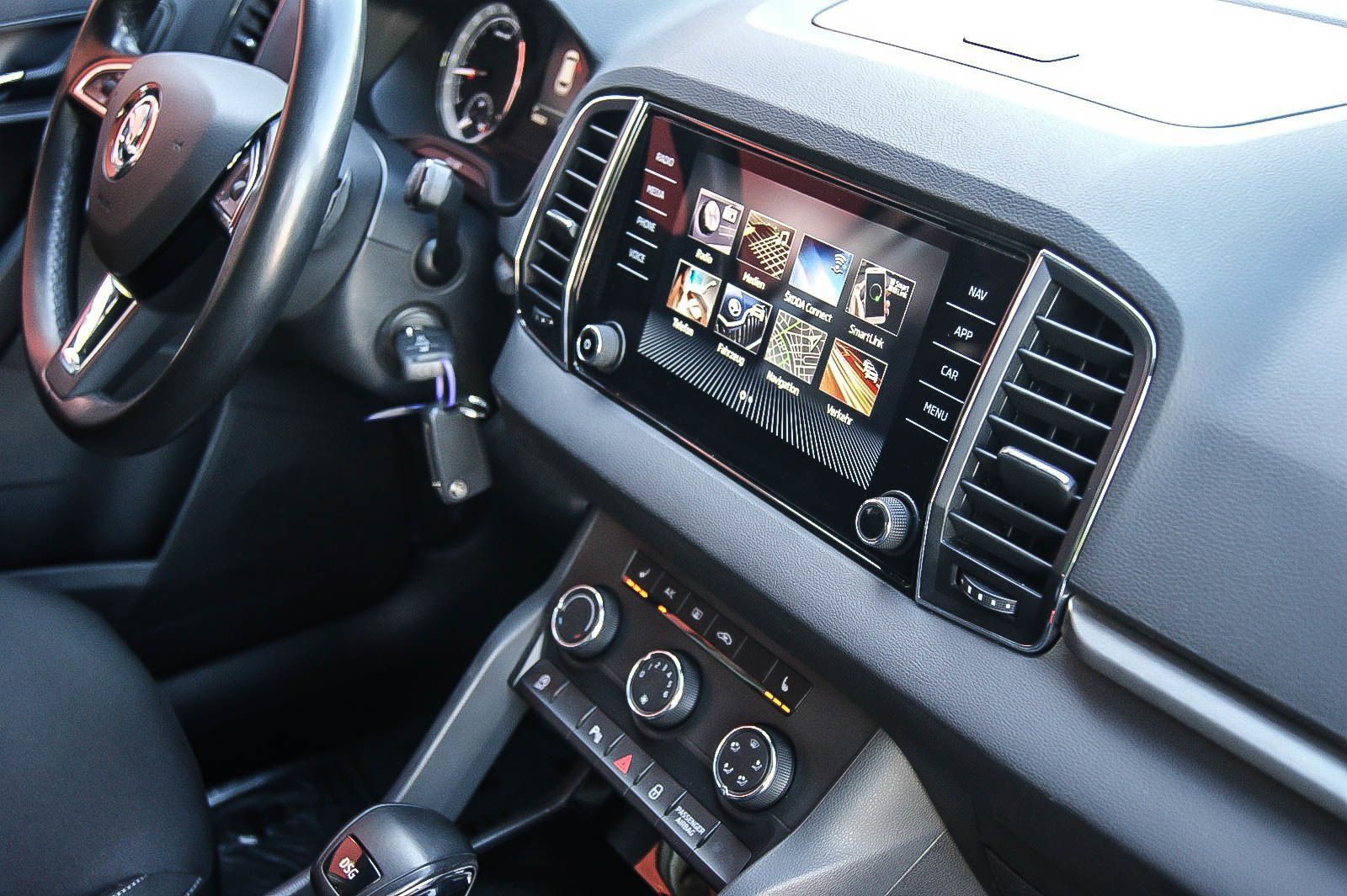 Fahrzeugabbildung SKODA Karoq 1.6 TDI DSG Ambition NAVI ANHÄNGERKUPPLUNG