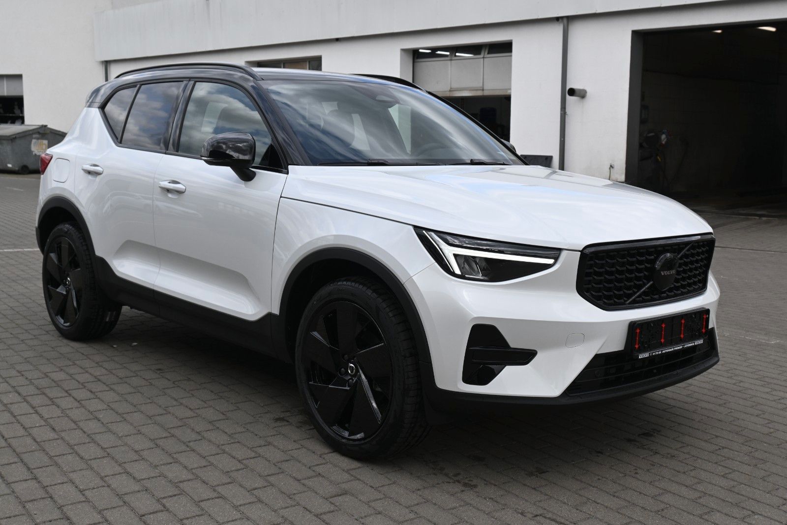 Fahrzeugabbildung Volvo XC40 B4 DKG Plus Black Edition*FSHZG*H&K*ACC*AHK