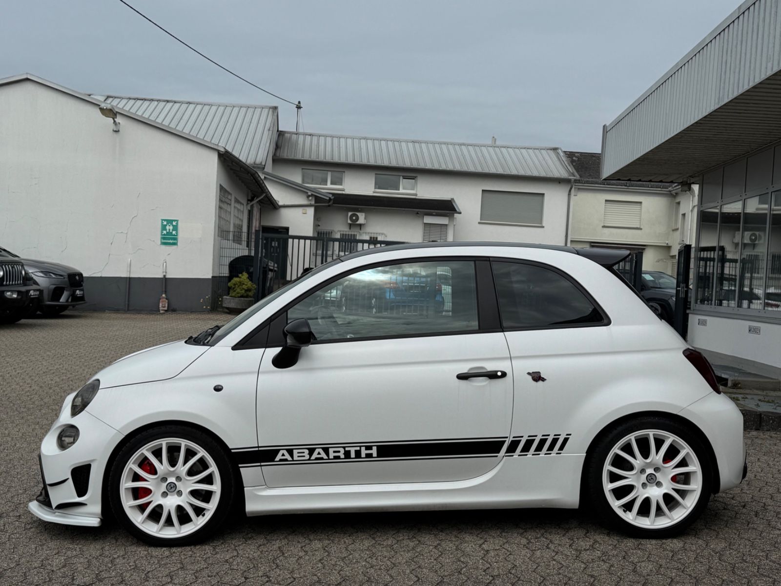 Fahrzeugabbildung Abarth 595 esseesse/CARBON/Akrapovic/MATT/Maxton-Design