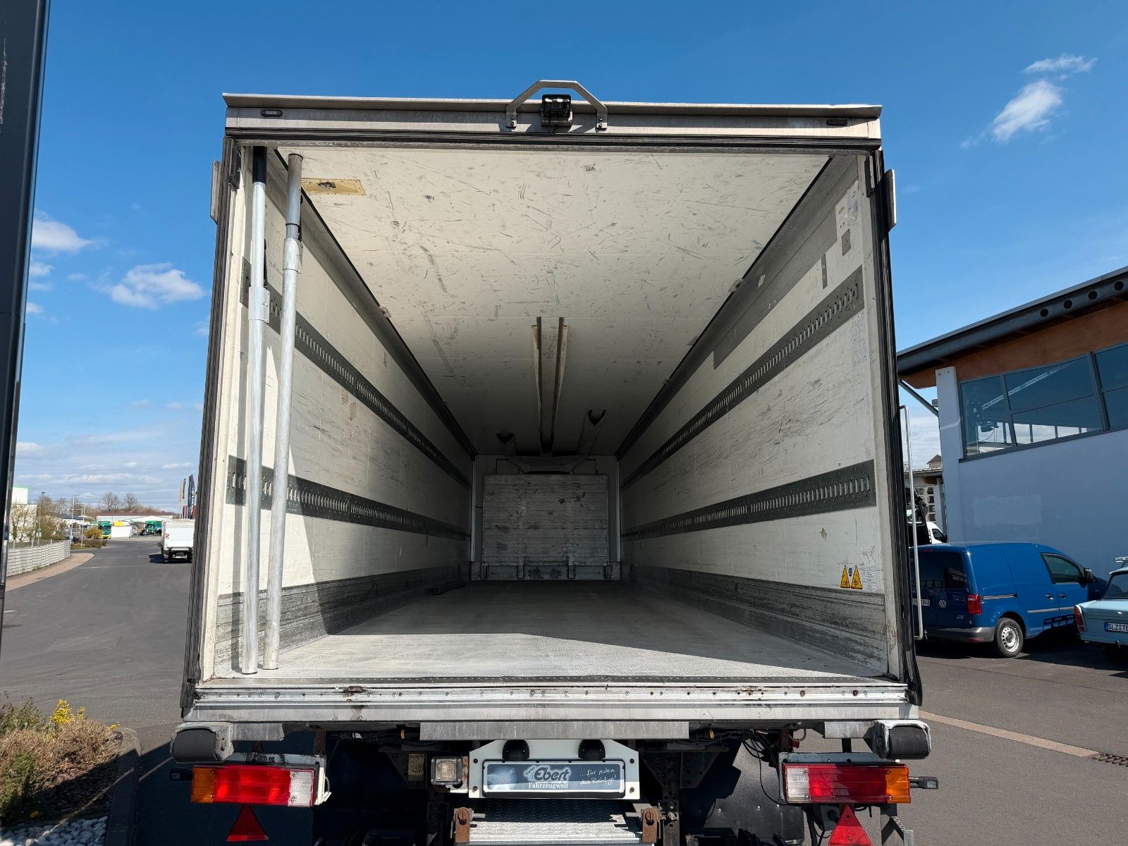 Fahrzeugabbildung Schmitz Cargobull SKO10 Carrier Maxima 1300 LBW Bär 2000kg gelenkt