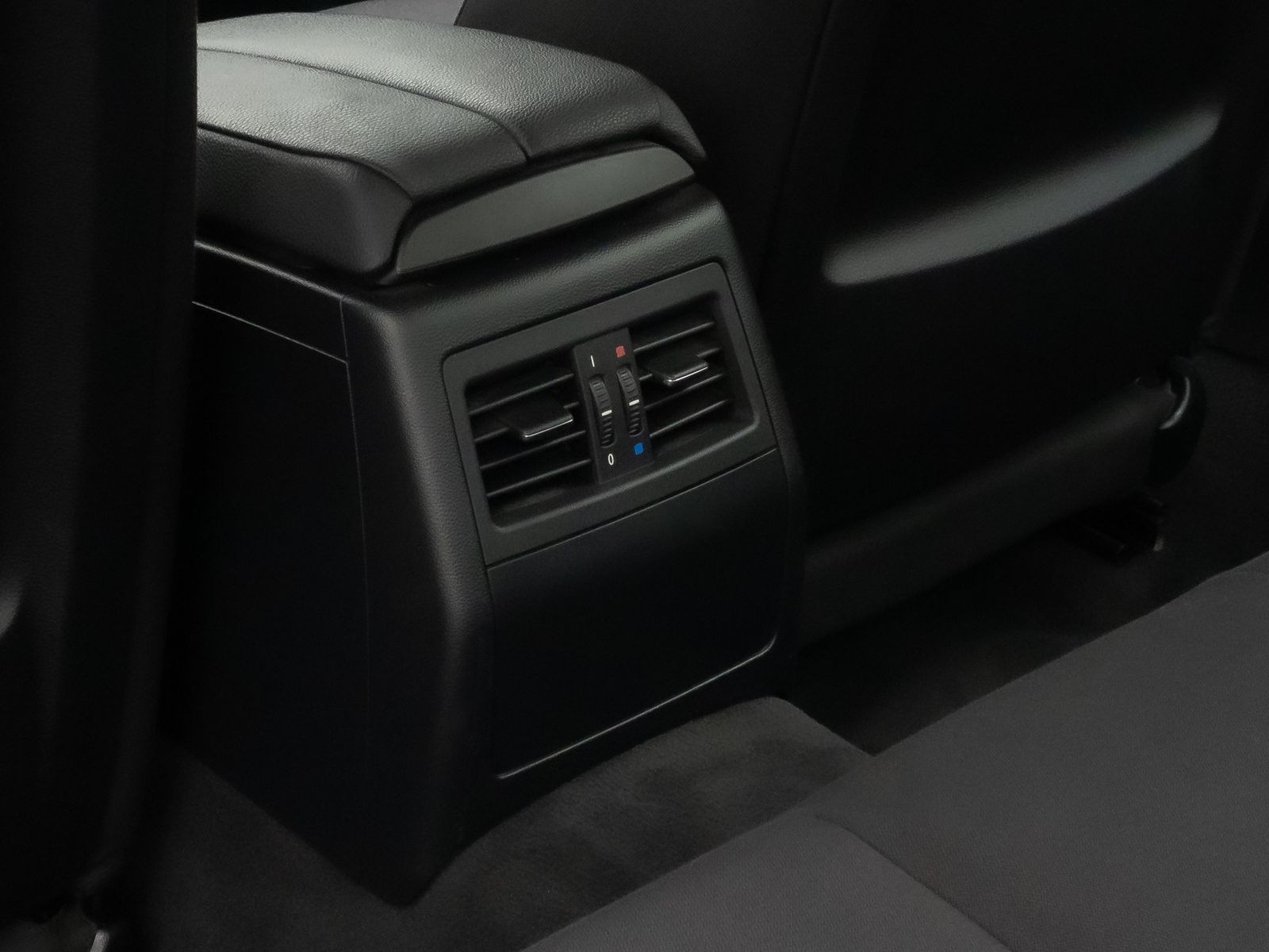 Fahrzeugabbildung BMW 318i Tempomat XenonPDC Komfort Sportsitz 17"WR