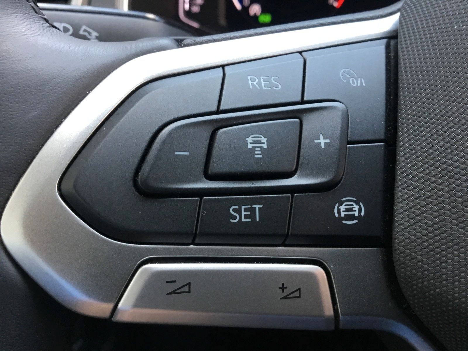 Fahrzeugabbildung Volkswagen T-Roc 1.5 TSI DSG Style+AHK+LED+ACC+17"+Kamera