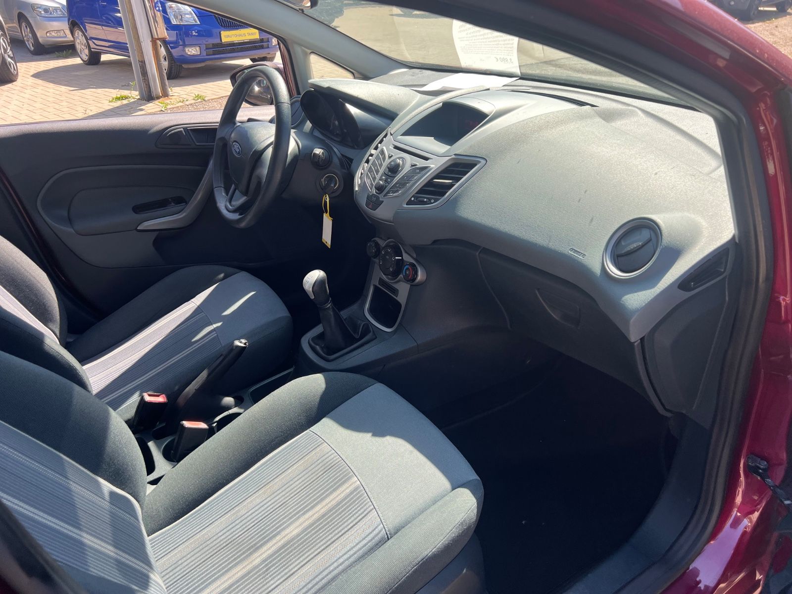 Fahrzeugabbildung Ford Fiesta Sonderlack * 2.HAND * TÜV NEU *