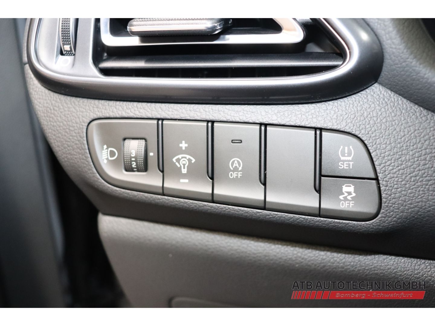 Fahrzeugabbildung Hyundai i30 N Line 5-Türer MY25 1.5 T-GDI 140 PS 48V 7-D