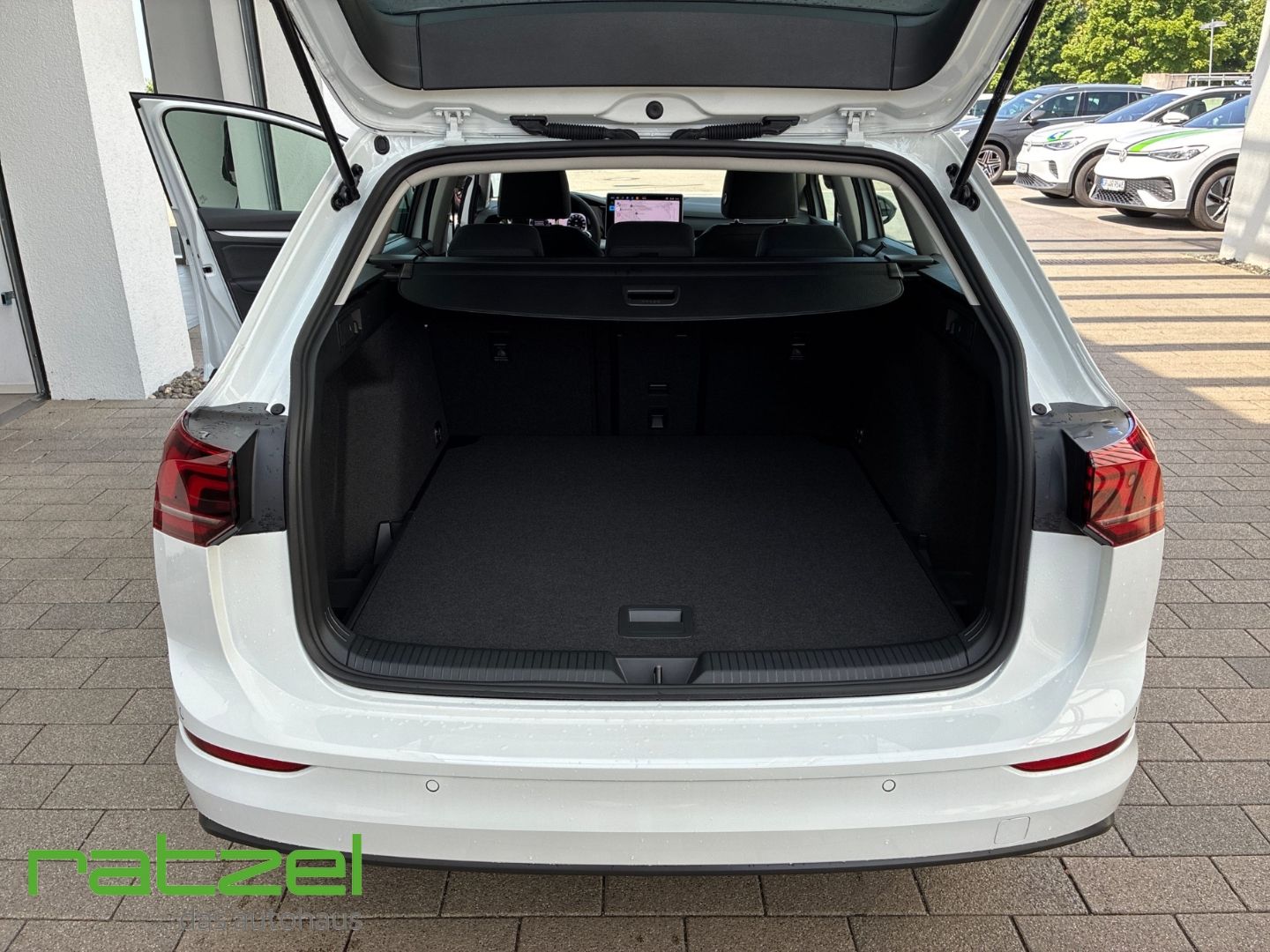 Fahrzeugabbildung Volkswagen Golf Variant LIFE 1.5 TSI DSG NAVI+ACC+LED+SHZ